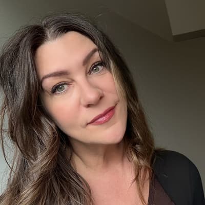 Lori-AnneVictoria
