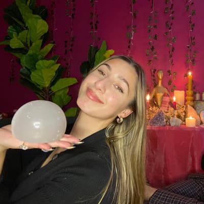 Spiritualist Gina
